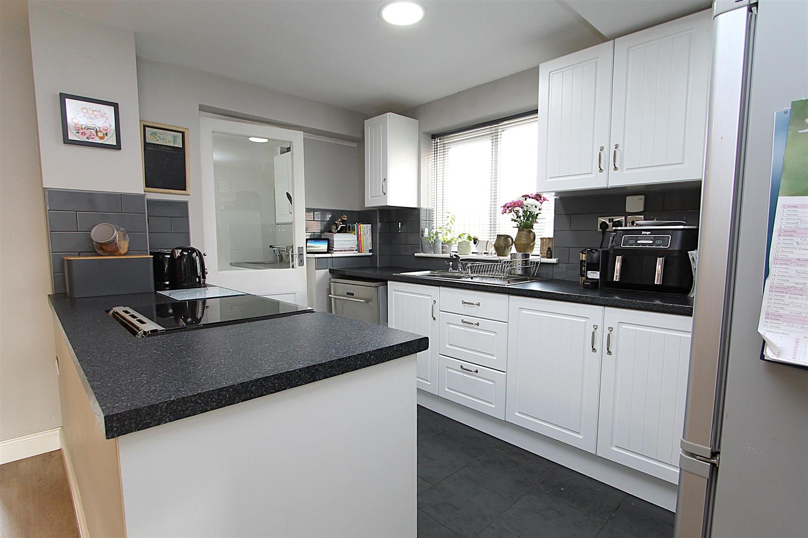 3 bed property in Willowfield Drive, Kidderminster